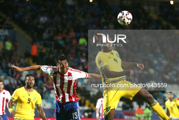(150617) -- ANTOFAGASTA, June 17, 2015 () -- Victor Caceres (C) of Paraguay vies with Wes Morgan of Jamaica during their group B match at th...