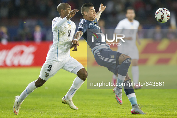 (150617) -- LA SERENA, June 17, 2015 () -- Marcos Rojo (R) of Argentina vies for the ball with Diego Rolan of Uruguay during the Group B mat...