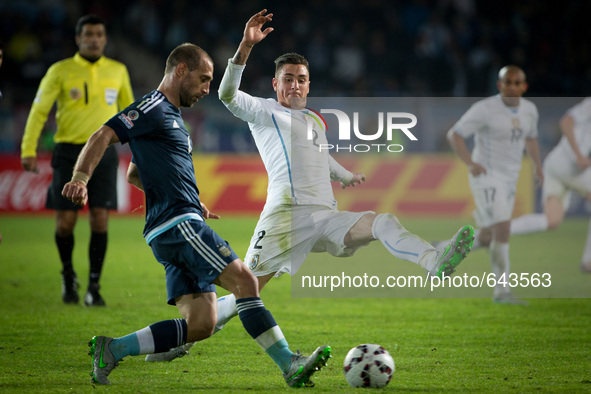 (150617) -- LA SERENA, June 17, 2015 () -- Pablo Zabaleta (L) of Argentina vies for the ball with Jose Gimenez of Uruguay during the Group B...