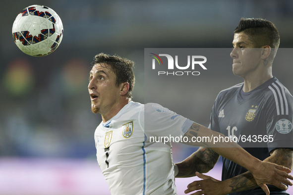 (150617) -- LA SERENA, June 17, 2015 () -- Marcos Rojo (R) of Argentina vies for the ball with Cristian Rodriguez of Uruguay during the Grou...
