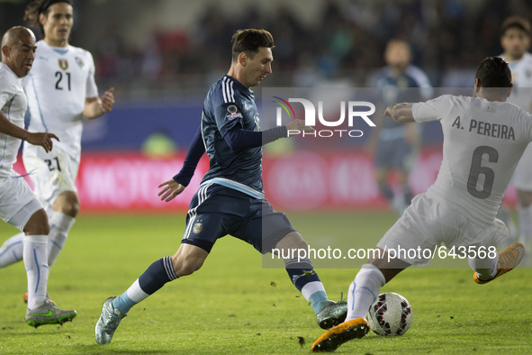 (150617) -- LA SERENA, June 17, 2015 () -- Lionel Messi (C) of Argentina vies for the ball with Alvaro Pereira of Uruguay during the Group B...