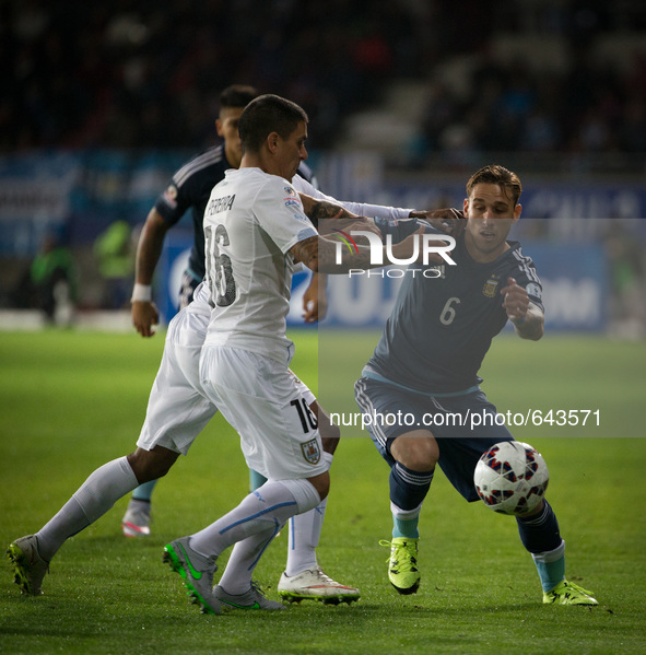 (150617) -- LA SERENA, June 17, 2015 () -- Lucas Biglia (R) of Argentina vies for the ball with Maxi Pereira of Uruguay during the Group B m...