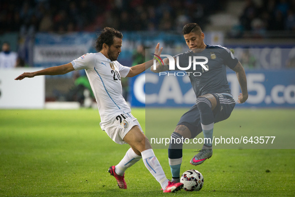(150617) -- LA SERENA, June 17, 2015 () -- Marcos Rojo (R) of Argentina vies with Alvaro Gonzalez of Uruguay during their Group B match at t...