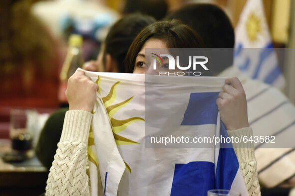 (150617) -- MONTEVIDEO, June 17, 2015 () -- A fan of Uruguay reacts while watching the live broadcast of the Group B match of the Copa Ameri...