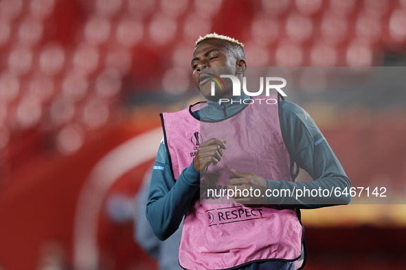 Victor Osimhen of Napoli during the warm-up before the UEFA Europa League Round of 32 match between Granada CF and SSC Napoli at Estadio Nue...