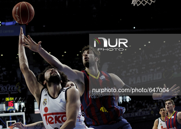 SPAIN, Madrid: Real Madrid's Spanish player Sergio Llull and Barcelona´s Croatian player Ante Tomic during the Liga Endesa Basket 2014/15 fi...