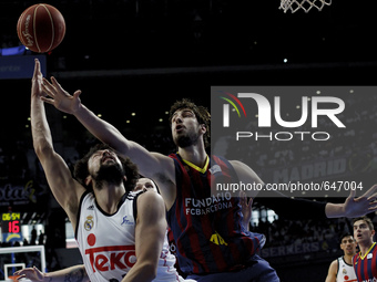SPAIN, Madrid: Real Madrid's Spanish player Sergio Llull and Barcelona´s Croatian player Ante Tomic during the Liga Endesa Basket 2014/15 fi...