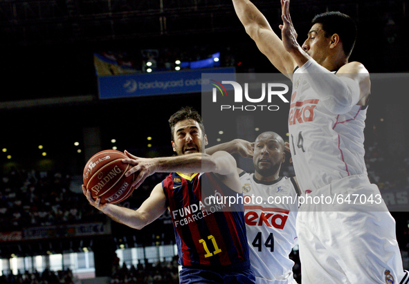 SPAIN, Madrid: Real Madrid's Mexican player Gustavo Ayon and Barcelona´s Spanish player Juan Carlos Navarro during the Liga Endesa Basket 20...