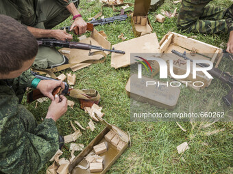 Soldiers of the DPR army charge ammunition during a military training in the outskirts of Donetsk city on June 29, 2015. (