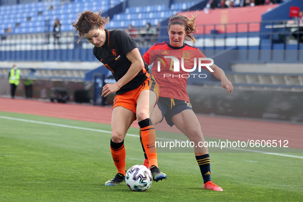 Mariona Caldentey of Spain in action with Dominique Janssen of Netherlands during the International Friendly Women match between Spain v Net...
