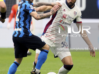 Stefano Sensi (L) of FC Internazionale competes for the ball with Leonardo Pavoletti (R) of Cagliari Calcio during the Serie A match between...