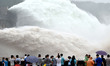 (150629) -- LUOYANG, June 29, 2015 () -- Tourists look at water cascades generated by the...