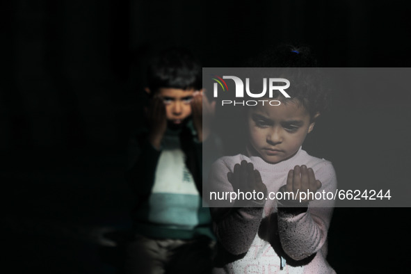  Palestinian children Pray in Al Omari mosque during the Muslim holy month of Ramadan, in Gaza City, on April 16, 2021.
 