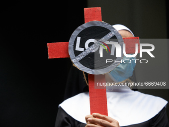 An actress disguised in nun holds a cross reading '1945 order'. This order prohibits the transformation of a theater in another thing. Disgu...