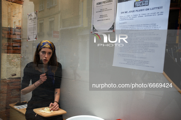 An actress plays in the store front of a library. Disguised culture workers (actors, live artists, dancers, musicians, technicians, etc.),an...