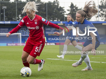 Hanna Glas (Bayern Munich) controls the ball during the 2020-21 UEFA Women’s Champions League fixture between Chelsea FC and Bayern Munich a...