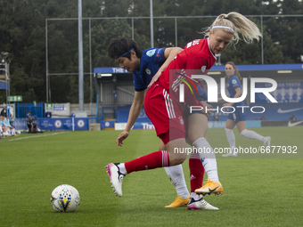 Hanna Glas (Bayern Munich) and Ji So-Yun (Chelsea FC) battle for the ball during the 2020-21 UEFA Women’s Champions League fixture between C...
