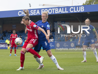 Klara Buhl (Bayern Munich) and Sophie Ingle (Chelsea FC) battle for the ball during the 2020-21 UEFA Women’s Champions League fixture betwee...