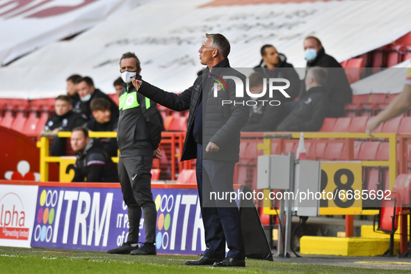  Charlton Athletic manager Nigel Adkins giving instructions to his players during the Sky Bet League 1 match between Charlton Athletic and L...