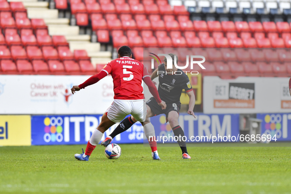  James Jones of Lincoln City battles for possession with Akin Famewo of Charlton Athletic during the Sky Bet League 1 match between Charlton...