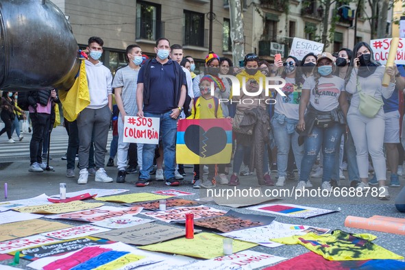 Protesters are seen in front of posters on the ground
About 400 people, mostly from the Colombian community of Barcelona, have demonstrated...