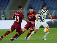 Edinson Cavani of Manchester United is challenged by Gianluca Mancini of AS Roma and Roger Ibanez of AS Roma during the UEFA Europa League S...
