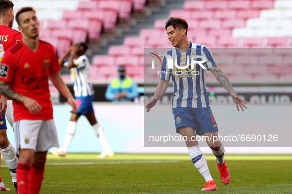 Matheus Uribe of FC Porto (R ) reacts during the Portuguese League football match between SL Benfica and FC Porto at the Luz stadium in Lisb...