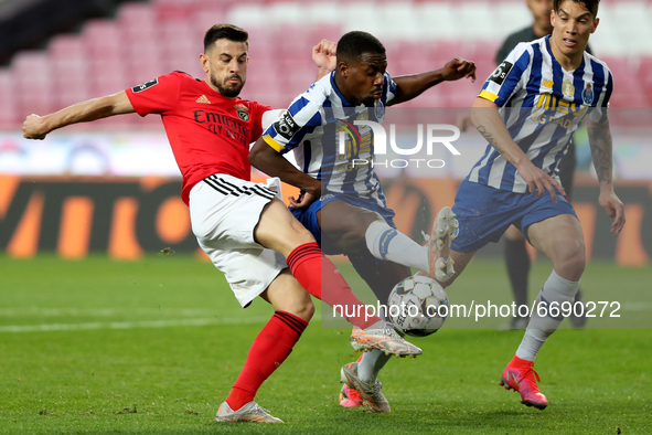 Pizzi of SL Benfica (L) vies with Wilson Manafa of FC Porto during the Portuguese League football match between SL Benfica and FC Porto at t...