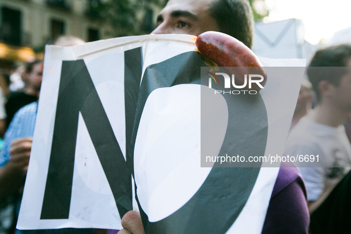 Spain: protesters demanding the resignation of Prime Minister Mariano Rajoy
