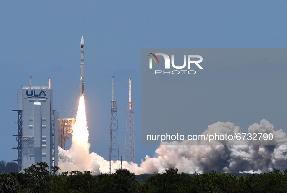 A United Launch Alliance Atlas V rocket carrying the fifth Space Based Infrared System Geosynchronous satellite (SBIRS GEO 5) for early warn...