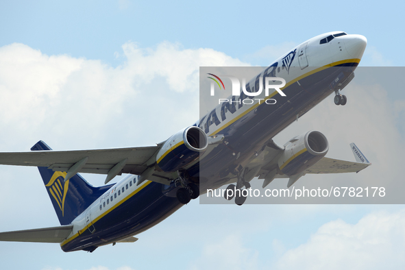 CASTLE DONININGTON, UK. JUNE 6TH: Ryanair Boeing 737-8AS EI-EBN takes off to Faro from East Midlands Airport. Saturday 5 June 2021.  