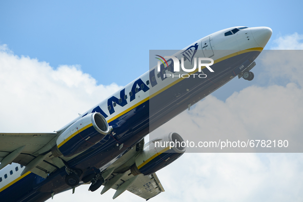 CASTLE DONININGTON, UK. JUNE 6TH: Ryanair Boeing 737-8AS EI-EBN takes off to Faro from East Midlands Airport. Saturday 5 June 2021.  