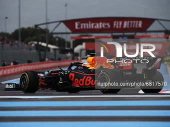 Max Verstappen of Netherlands driving the (33) Red Bull Racing RB16B Honda turn the last corner during the F1 Grand Prix of France at Circui...