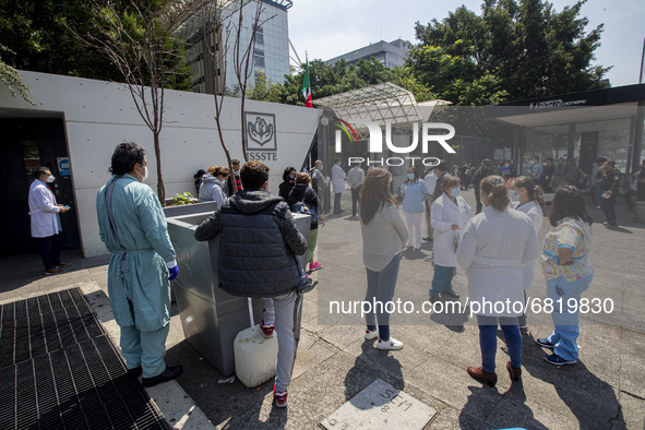 Health Workers take part during the  Earthquake National Simulacrum at the  November 20 ISSSTE Hospital , for the purpose of prevention and...