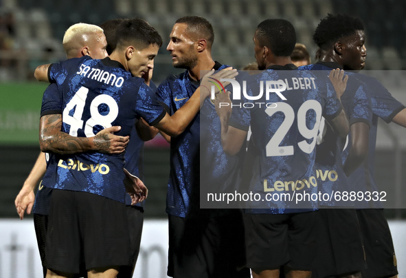 Martin Satriano of FC Internazionale celebrates with team-mates after scoring the his first goal during the Pre-Season Friendly match betwee...