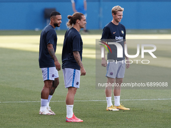 (L-R) Memphis Depay, Antoine Griezmann and Frenkie de Jong of Barcelona during the warm-up before the pre-season friendly match between FC B...