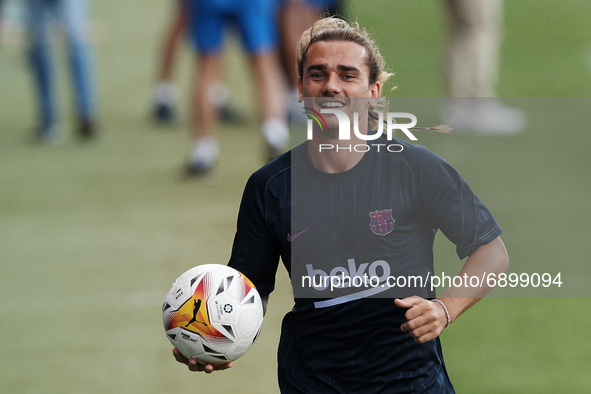 Antoine Griezmann of Barcelona during the warm-up before the pre-season friendly match between FC Barcelona and Girona FC at Estadi Johan Cr...