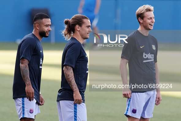(L-R) Memphis Depay, Antoine Griezmann and Frenkie de Jong of Barcelona during the warm-up before the pre-season friendly match between FC B...