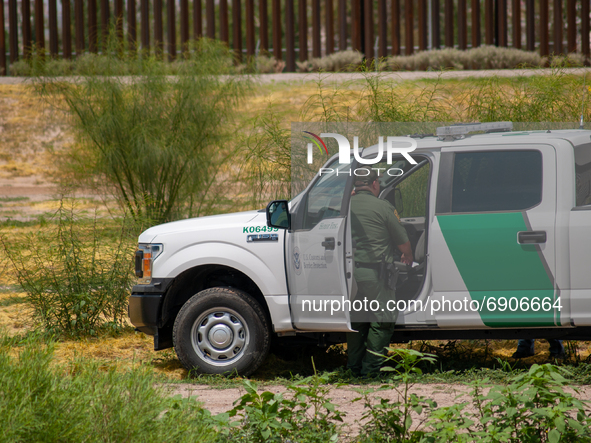 Border patrol agents found the body of a man who died when he tried to cross the border between Mexico and the United States in Juarez, Mexi...