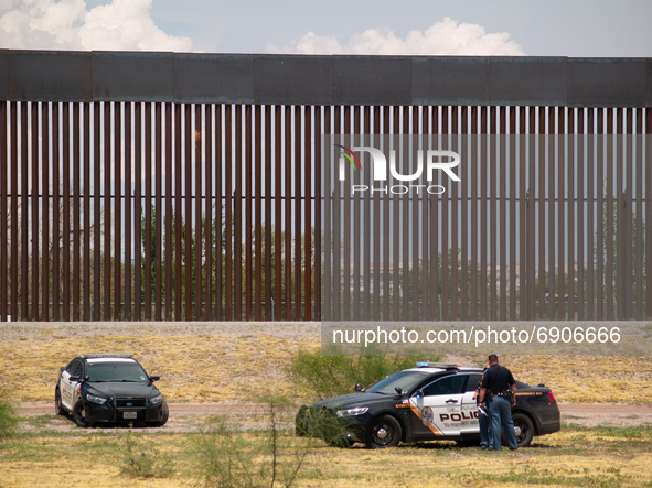 Border patrol agents found the body of a man who died when he tried to cross the border between Mexico and the United States in Juarez, Mexi...
