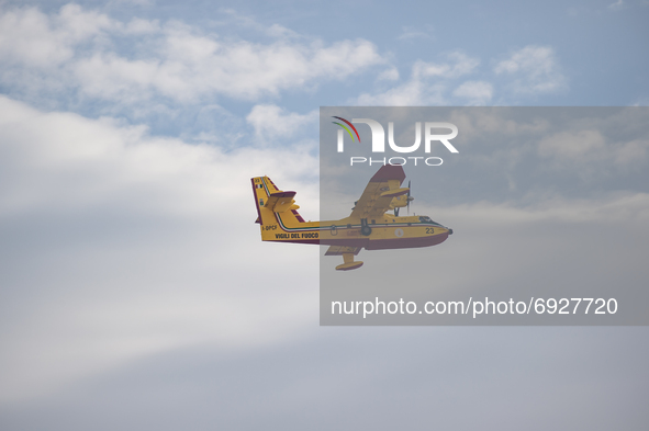 A canadair returns to refuel to put out the fire of the Difesa Grande forest in flames for several days in Gravina in Puglia on 2 August 202...