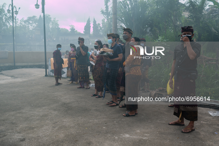 Covid-19: Hindu cremation ceremony in Bali, Indonesia