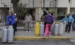 A group of people with gas tanks awaits the start of Gas Bienestar sales in the El Vergel...