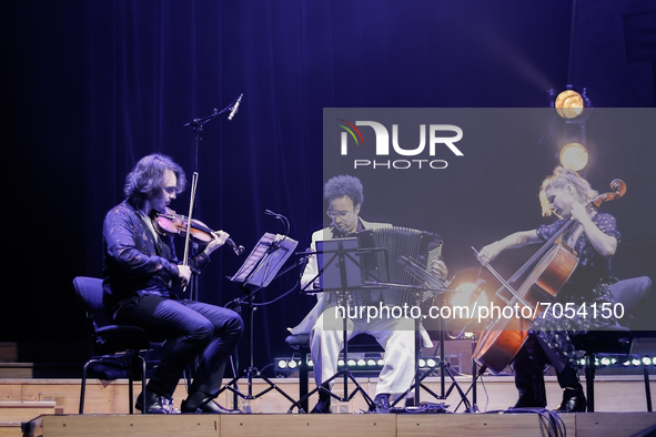 FRANCE – PARIS – MUSIC - ENTERTAINMENT – The Band Philia Trio composed by violonist François Pineau-Benois, accordéonist Théo Ould and ce...
