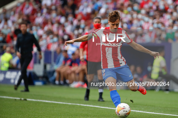 Antoine Griezmann of Atletico de Madrid in action during the La Liga match between Atletico de Madrid and Athletic Club Bilbao at Wanda Metr...