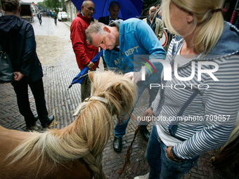 VOORSCHOTEN - Horse dealers and their sticks used to keep the animals in place and calm. Every year on the 28th of July a horse market is he...