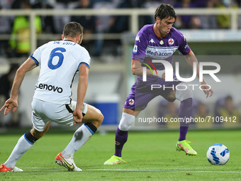 Dusan Vlahovic of ACF Fiorentina and Stefan de Vrij of FC Internazionale compete for the ball during the Serie A match between ACF Fiorentin...