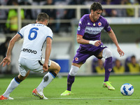 Dusan Vlahovic of ACF Fiorentina and Stefan de Vrij of FC Internazionale compete for the ball during the Serie A match between ACF Fiorentin...