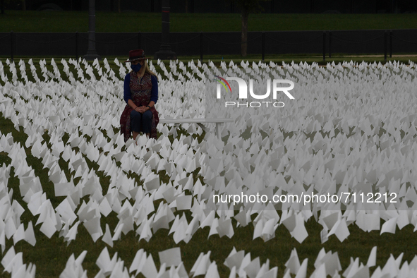 More than 650,000 white flags of which 114, 937 were Latin Americans, stand on National Mall in honor to Americans who died with Covid 19, d...