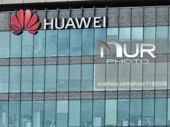  Head Office of HUAWEI France. Huawei wins China Mobile contract - October 07, 2021 (